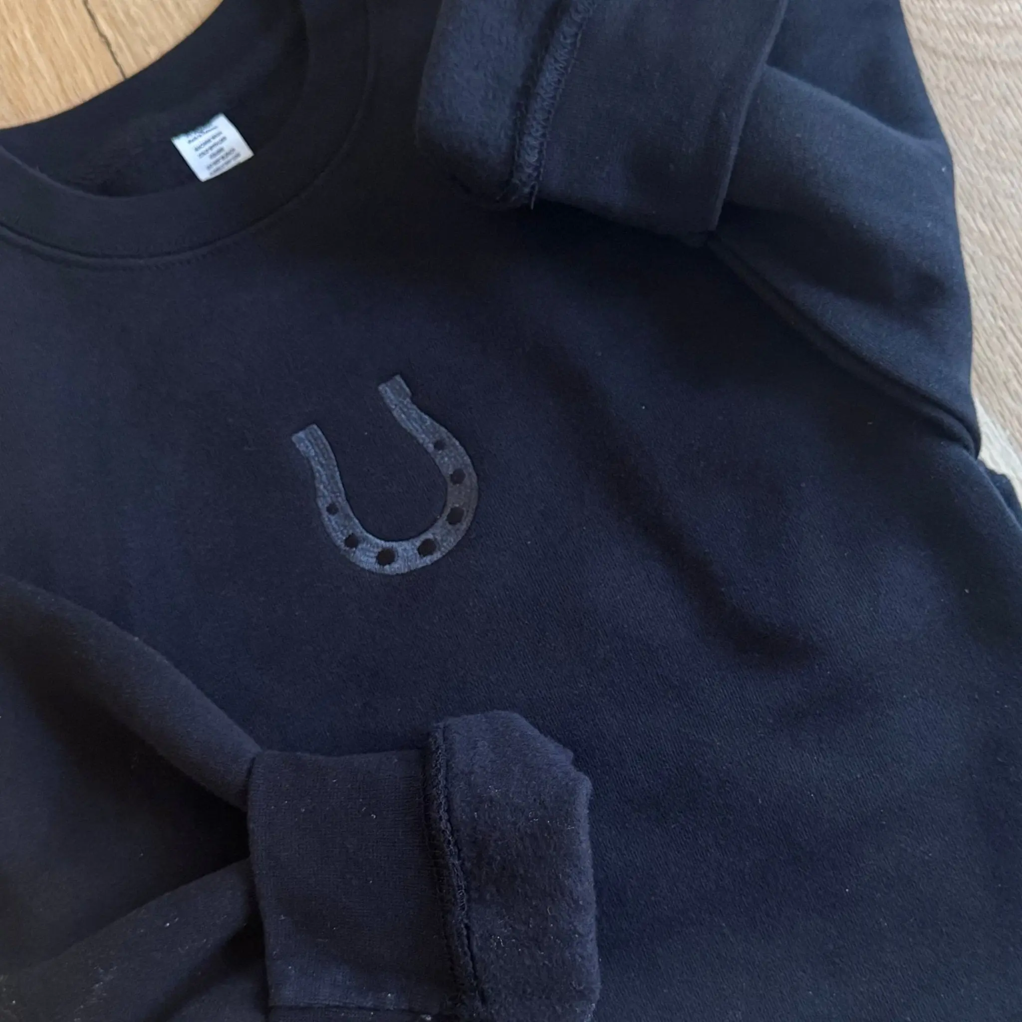 Fortuna Horseshoe Black Sweatshirt - Image 4
